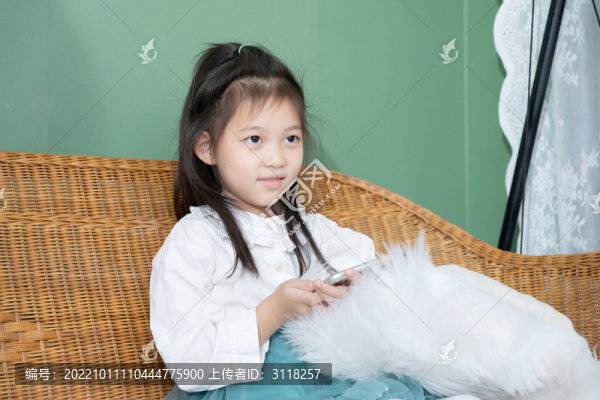 躺椅上玩手機的小女孩