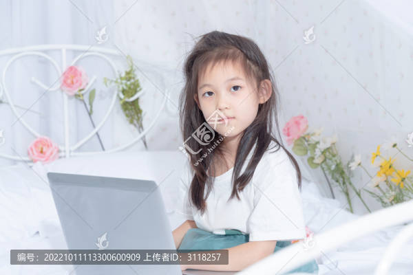 在家上網(wǎng)課的小女孩