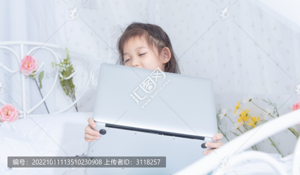 拿著電腦玩耍的小女孩