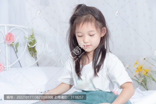 手持電腦的小女孩