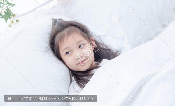 床上熟睡的小女孩