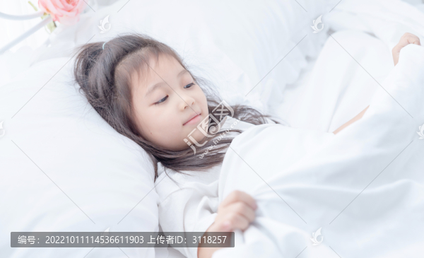 床上熟睡的小女孩特寫