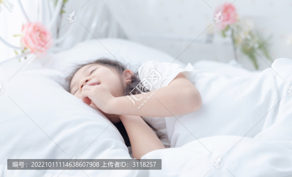 床上睡覺(jué)的小女孩