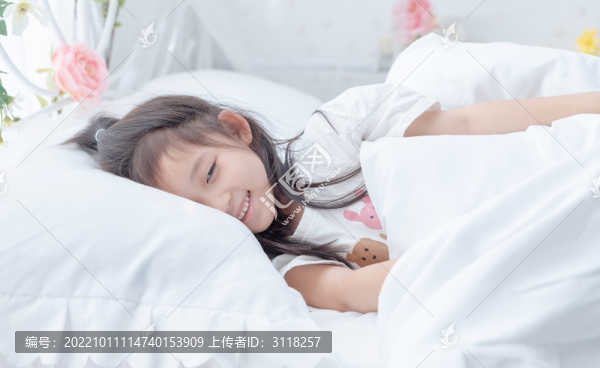 清晨起床的小女孩