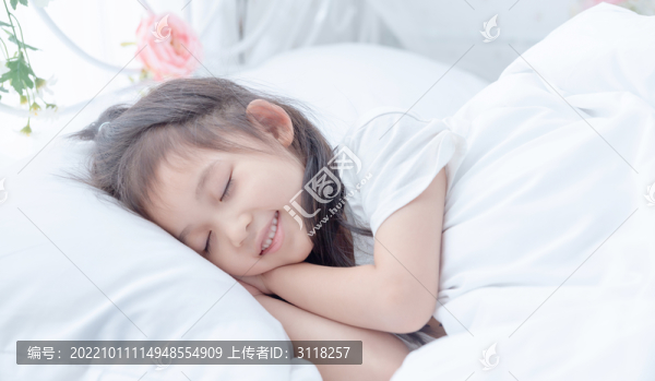 側(cè)臥床上睡覺的小女孩