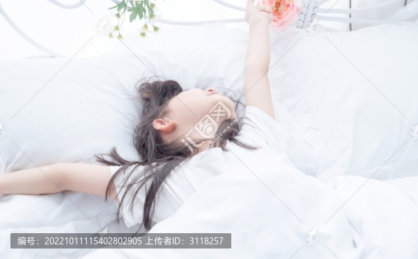 床上伸懶腰的小女孩