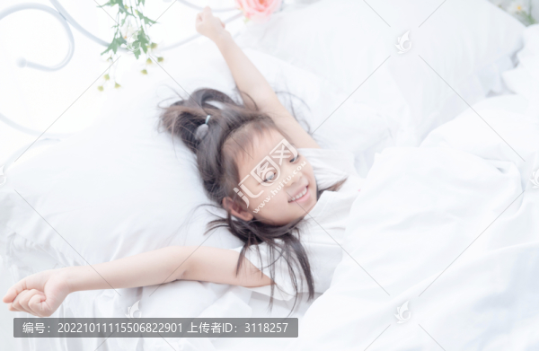 床上伸懶腰的小女孩