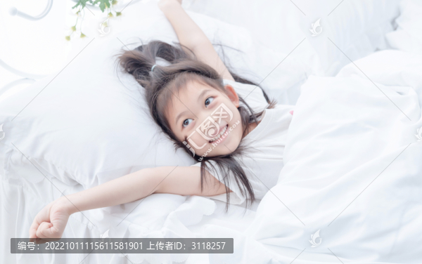 床上伸懶腰的小女孩
