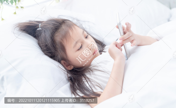 躺著使用手機的小女孩