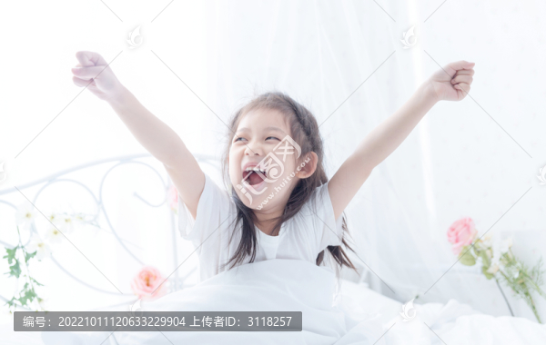 在床上伸懶腰的小女孩