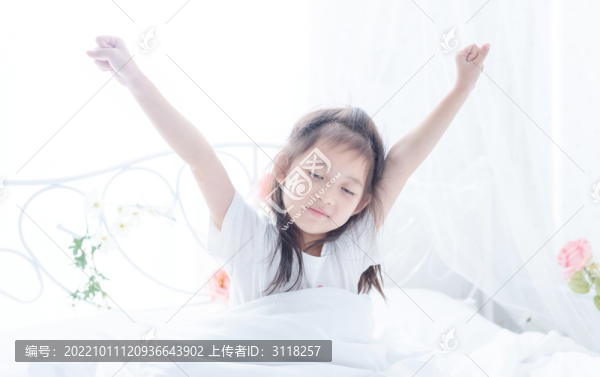 在床上伸懶腰的小女孩