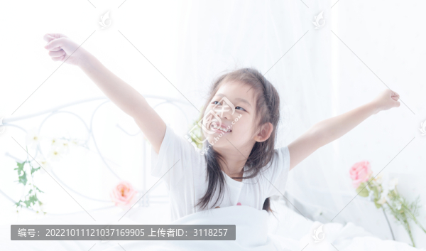 起床伸懶腰的小女孩