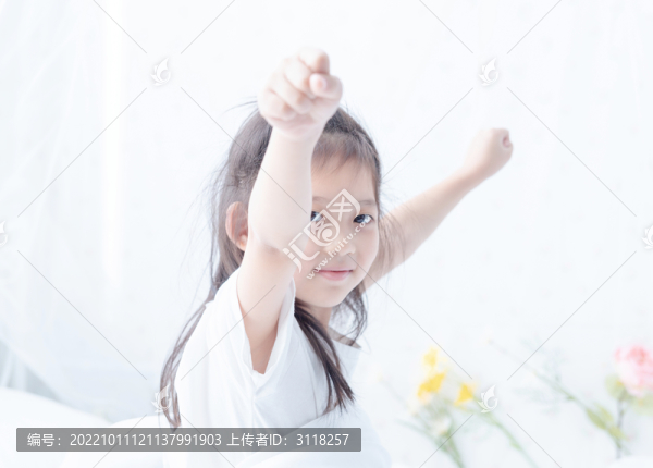起床伸懶腰的小女孩