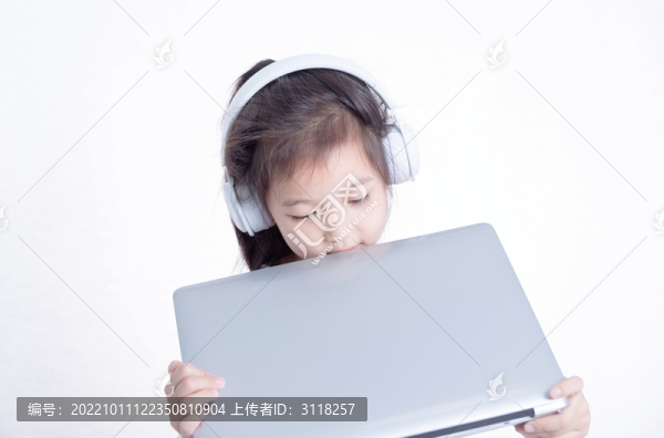 戴耳麥?zhǔn)褂秒娔X的小女孩