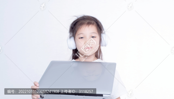戴耳麥?zhǔn)褂秒娔X的小女孩