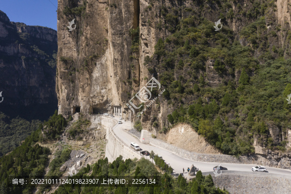 掛壁公路