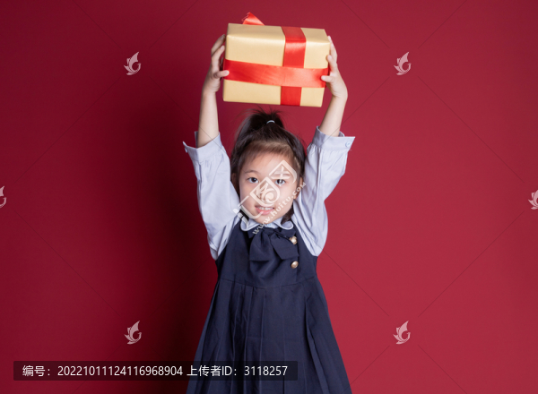 小女孩學生裝扮拿著禮物盒