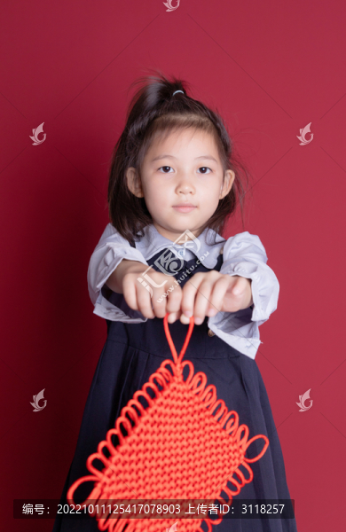 拿著中國結(jié)的學(xué)生裝小女孩