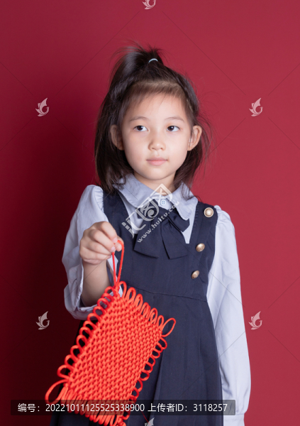 拿著中國結(jié)的可愛小女孩