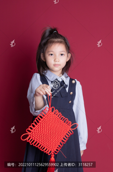 拿著中國(guó)結(jié)的可愛小女孩