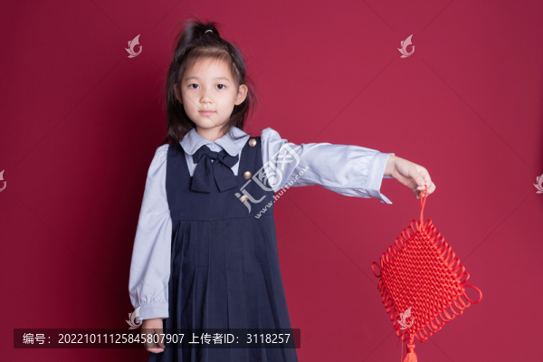 拿著中國(guó)結(jié)的可愛(ài)小女孩