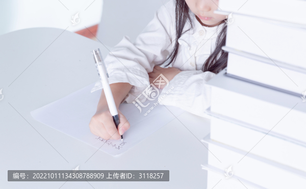 書(shū)桌上寫(xiě)作業(yè)的小女孩