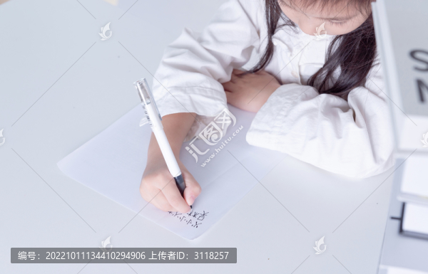 書桌上寫作業(yè)的小女孩
