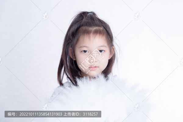 白色背景前的小女孩