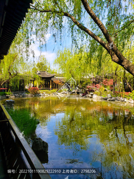 園林回廊邊的碧水清池