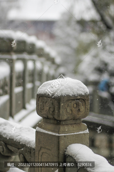 冬天里校園石柱上厚厚的積雪