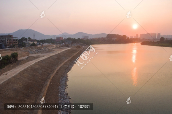 溪流大堤夕照景