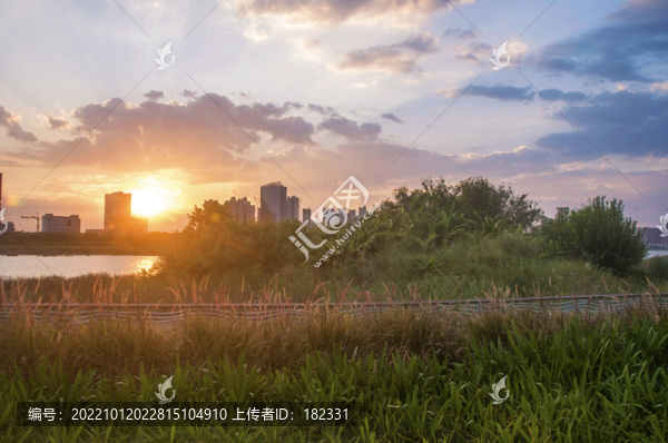 公園傍晚江濱風景