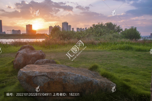 公園草地石頭傍晚景色