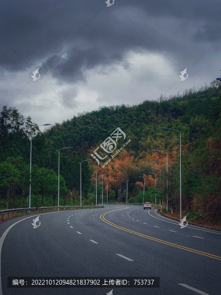 秋天郊區(qū)道路公路