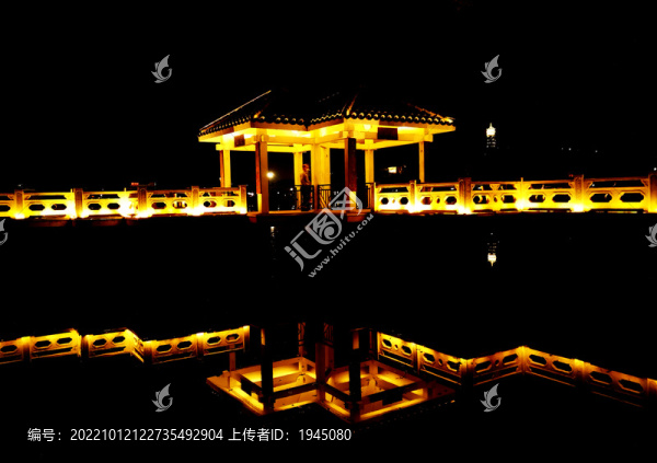 夜景燈光倒影