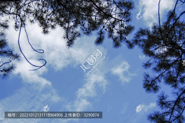 湛藍(lán)的天空輕飄飄的云朵