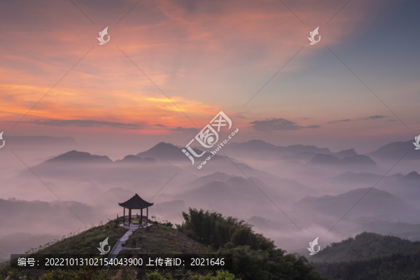 宜賓長寧雙河鎮(zhèn)朝霞云霧山巒