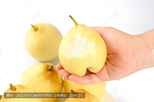 手拿一個(gè)咬過的梨子