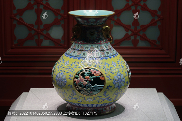 錦上添花鏤空干支字象耳轉(zhuǎn)心瓶