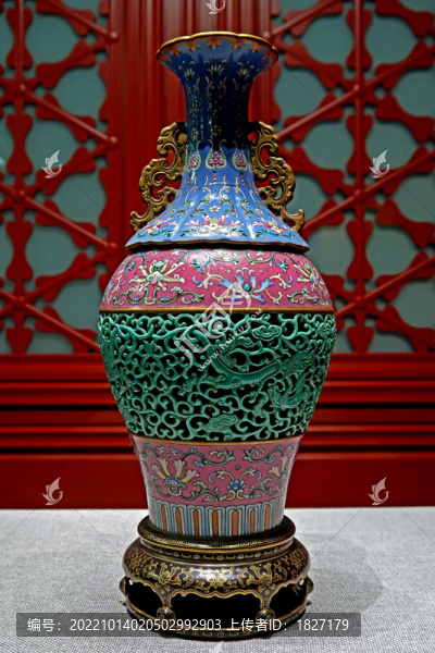 粉彩鏤空龍紋夔鳳轉(zhuǎn)心瓶