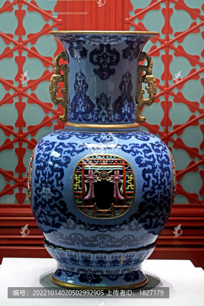 天藍(lán)地粉彩鏤空轉(zhuǎn)心瓶