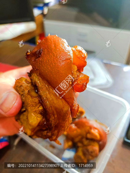 手拿豬腳吃豬手