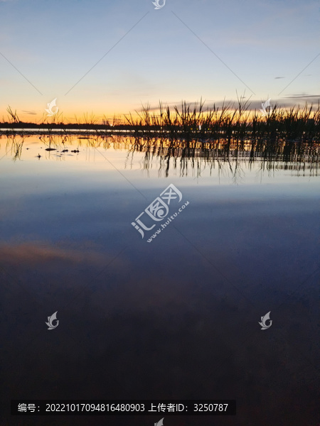 夕陽湖泊