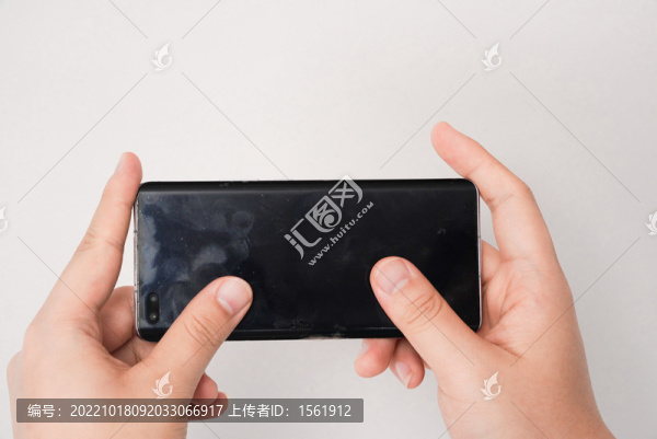 男性手拿手機