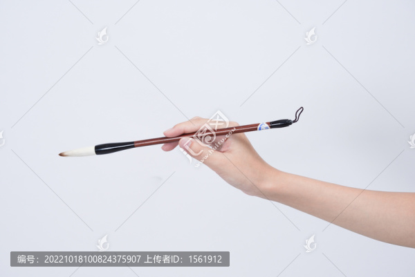 手拿毛筆