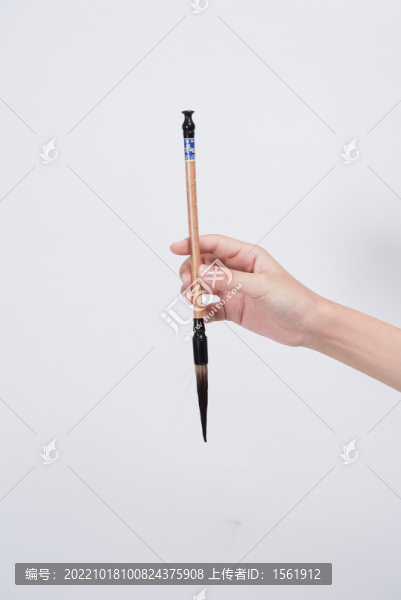 手拿毛筆
