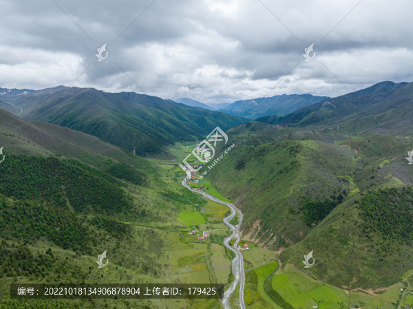 康定貢嘎山鎮(zhèn)上木居村航拍