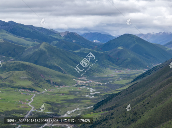 康定貢嘎山鎮(zhèn)上木居村航拍