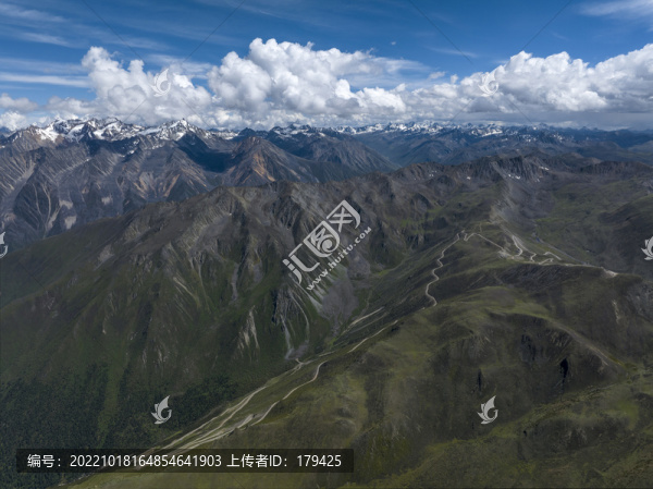 康定子梅埡口群山雪峰航拍