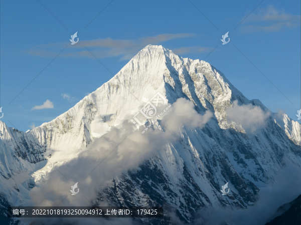 子梅埡口貢嘎雪山主峰航拍